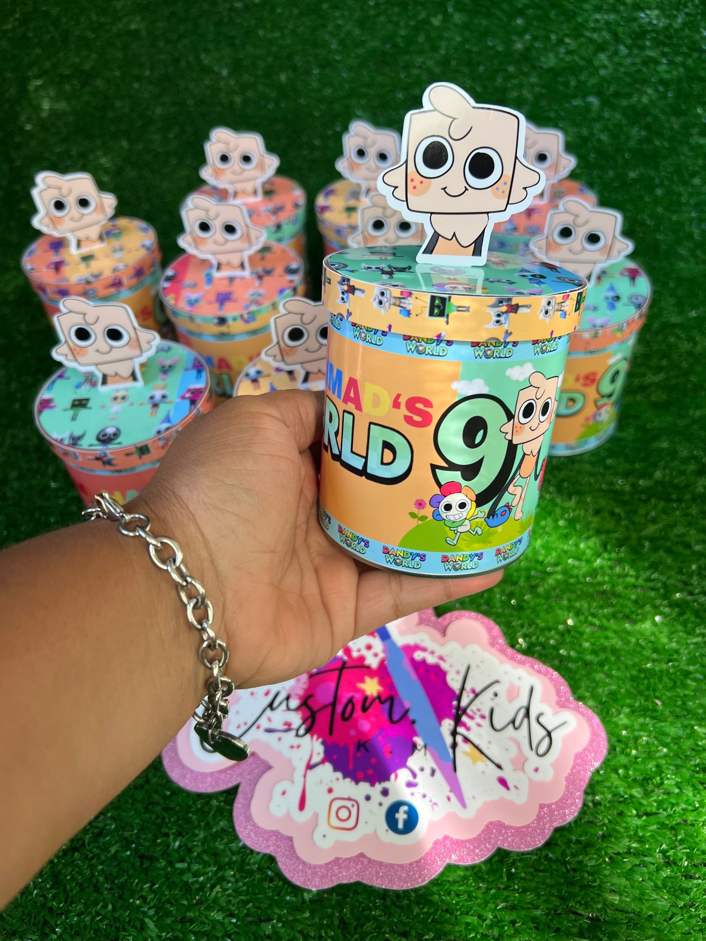 12 Pringle shakers